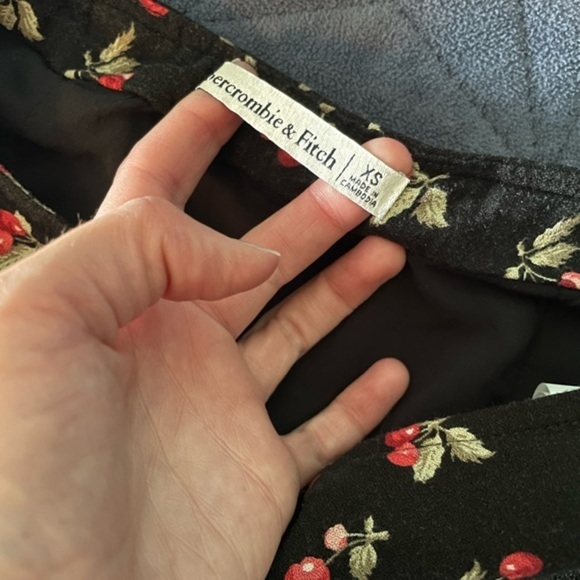 Abercrombie Cherry Print Skirt — Size XS - Picture 4 of 4